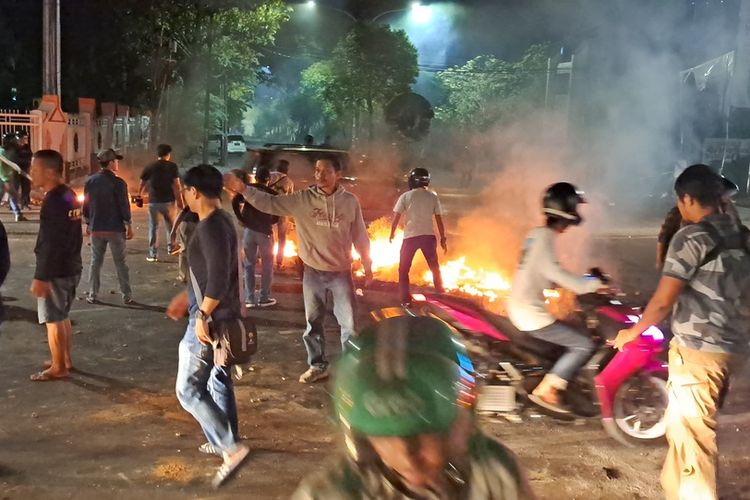 Puluhan Warga dan Mahasiswa Terlibat Bentrok di Jalan AP Pettarani Makassar. Kamis (6/4/2023)
