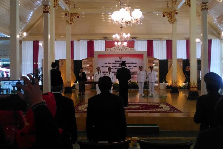 Gubernur DIY, Sri Sultan Hamengku Buwono melantik kepala daerah Kulon Progo dan Yogyakarta terpilih di kantor Kepatihan, Jalan Malioboro, Senin (22/5/2017).
