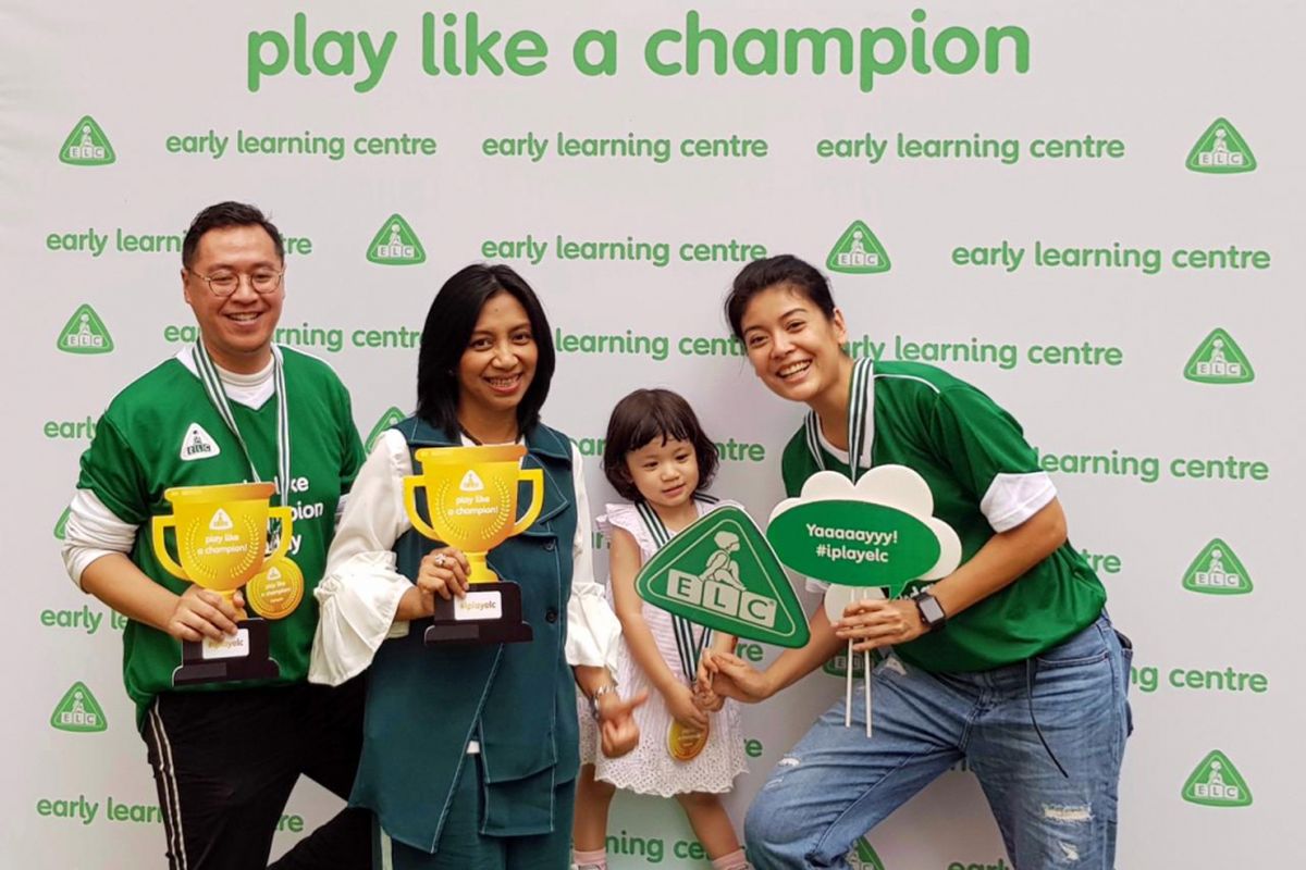 Dari kiri, Marketing & Communication Manager ELC Abi Shihab, dr Bernie Endyarnie SpA(K) dan artis peran Sigi Wimala saat konferensi pers Play Like A Champion ELC, Jakarta, Rabu (1/8/2018).