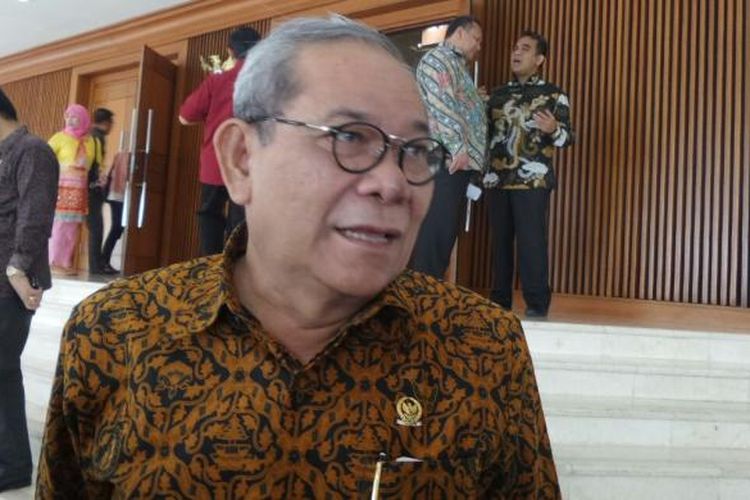 Ketua Komisi II DPR Rambe Kamarul Zaman di Kompleks Parlemen, Senayan, Jakarta, Jumat (28/10/2016)