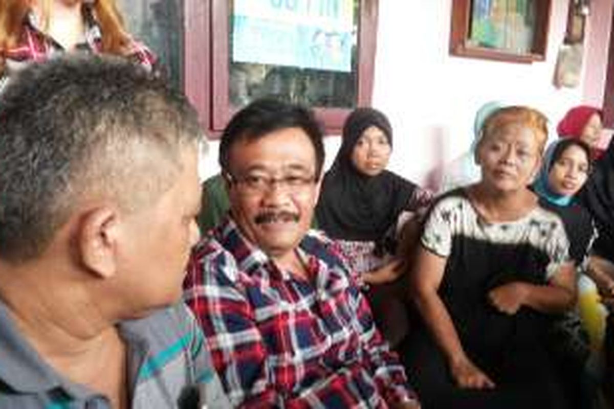 Calon wakil gubernur nomor dua, Djarot Saiful Hidayat berbincang dengan para warga lansia Posyandu Kemuning dalam kunjungan kampanye di Kelurahan Kramat, Senen, Jakarta Pusat, Selasa (8/11/2016).