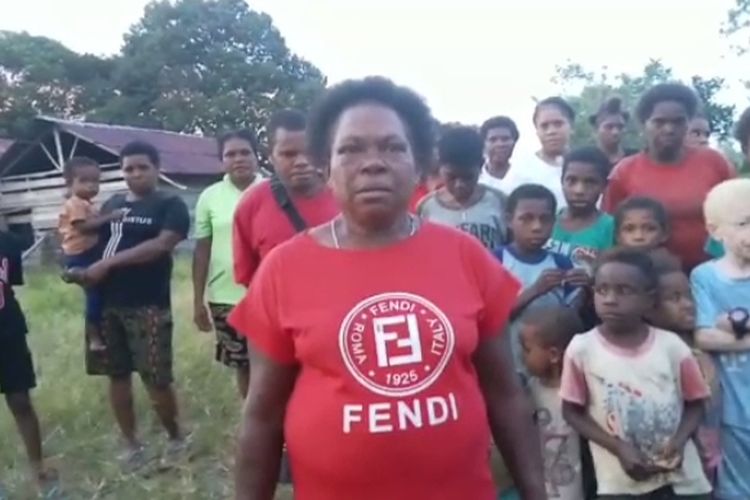 Mama Selly Sayori bersama anak anak di dusun Mihij Kampung Desay Distrik Prafi Manokwari Papua Barat