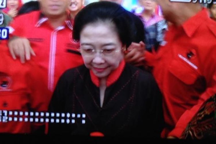 Ketua Umum PDI Perjuangan Megawati Soekarnoputri terekam tersenyum saat ditanya soal kicauan Ketua Umum Partai Demokrat Susilo Bambang Yudhoyono.