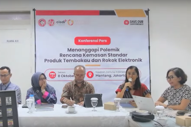 Project Lead for Tobacco Control Center for Indonesia's Strategic Development Initiatives (CISDI), Belandeta Amalia berbicara dalam Konferensi Pers Kemasan Standar Rokok, Selasa (8/10/2024)