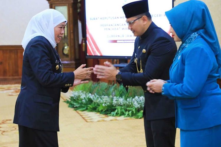 Gubernur Khofifah serahkan SK perpanjangan masa jabatan Pj Wali Kota Batu kepada Aries Agung Paewai di Gedung Grahadi Surabaya, Kamis (19/1/2024).
