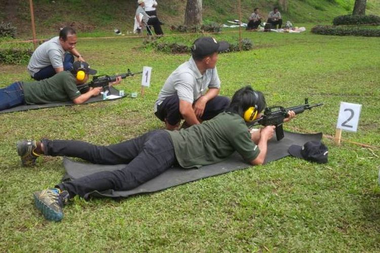 PT Pindad menggelar lomba menembak antar wartawan di Lapangan Tembak Divisi Kendaraan Khusus, Kantor Pusat PT Pindad, Jalan Gatot Subroto, Kota Bandung, Selasa (18/4/2017).