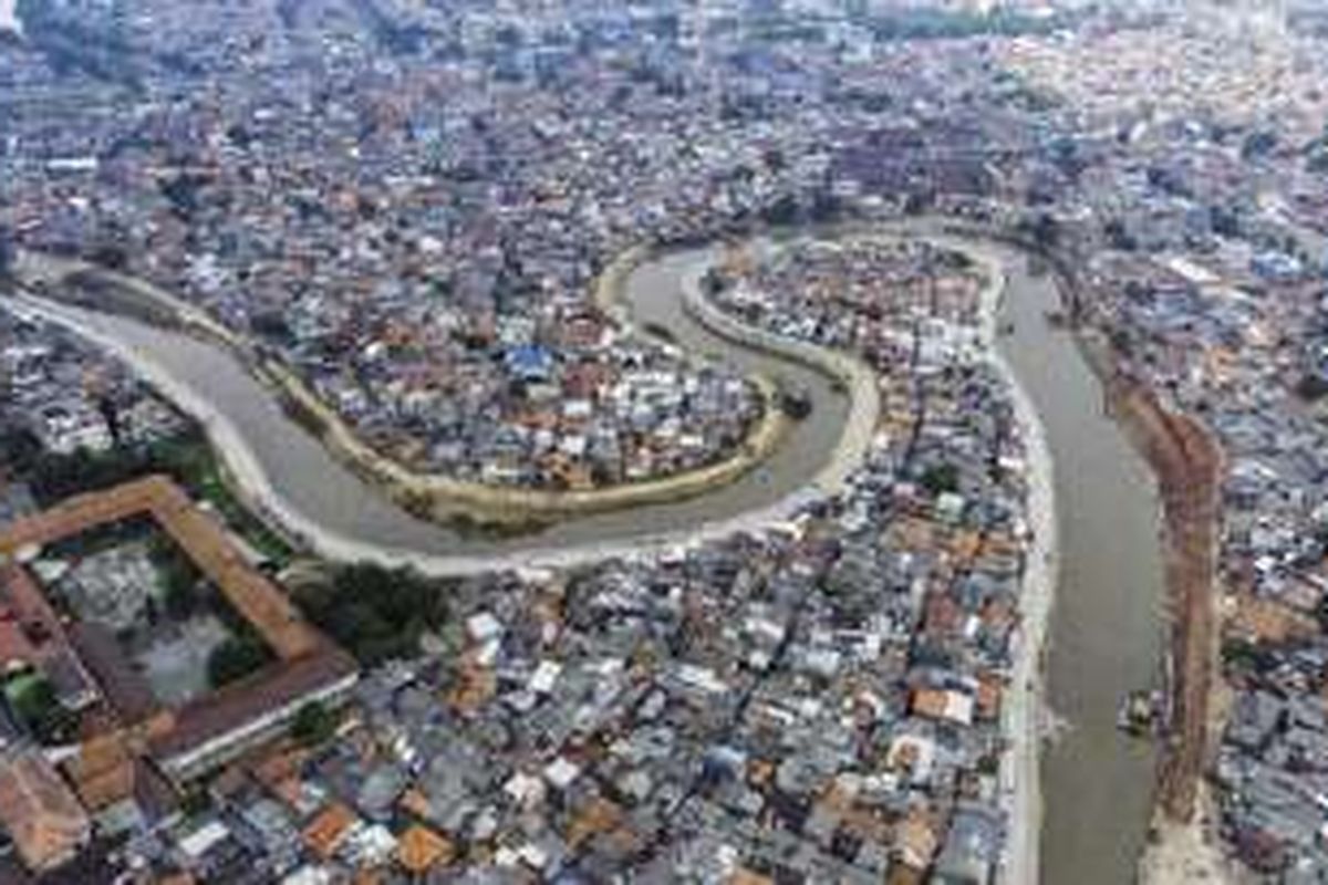 Foto aerial bantaran Kali Ciliwung tiga minggu pasca penggusuran di kawasan Bukit Duri, Jakarta Selatan, Rabu (19/10). Aktivitas pemasangan turap beton untuk normalisasi mulai dilakukan di sepanjang bantaran Kali Ciliwung sisi barat.