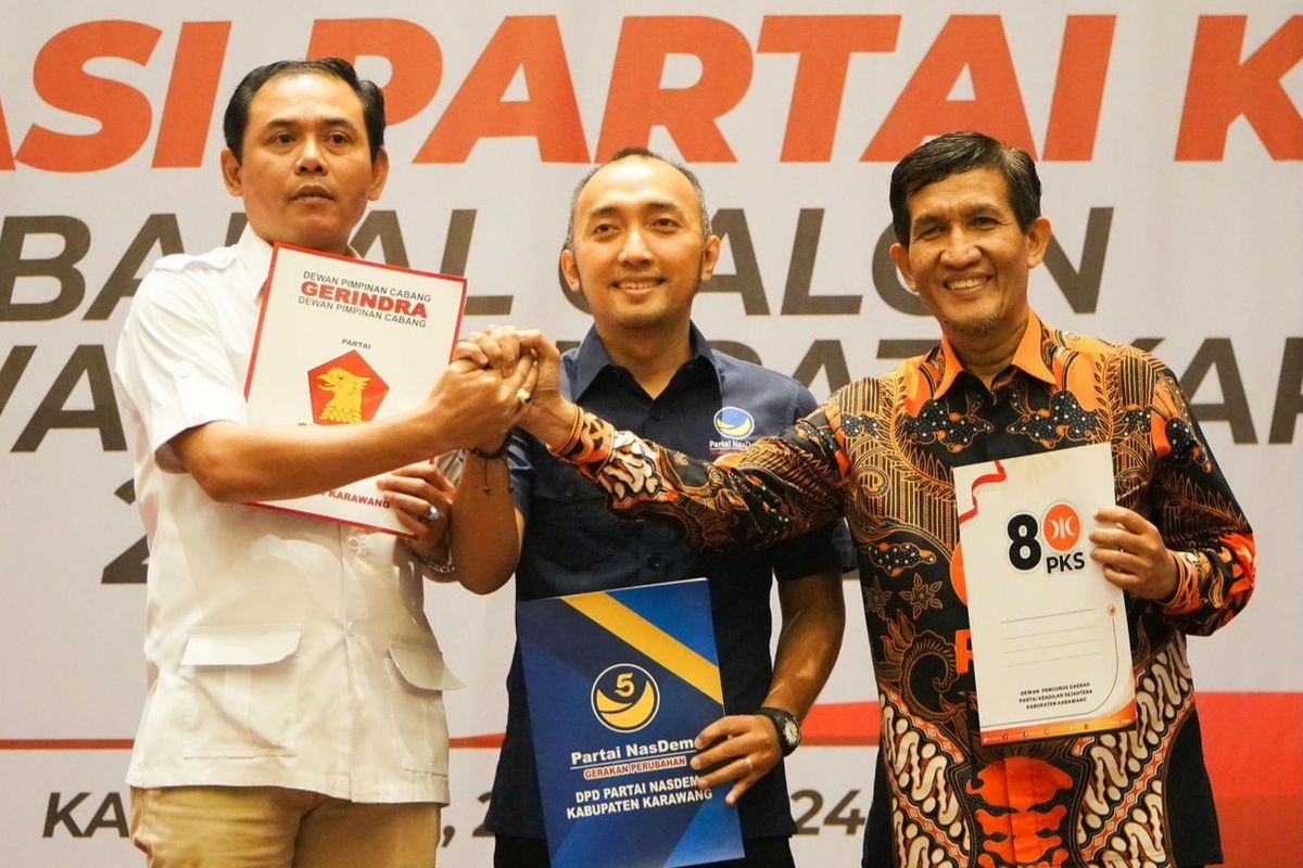 Sekretaris DPC Partai Gerindra Karawang Endang Sodikin, Ketua DPD Partai Nasdem Karawang Dian Fahrud Jaman, dan Ketua DPD PKS Karawang Budiwanto (kiri ke kanan) saat deklarasi bakal calon bupati di salah sath hotel di Karawang, Jawa Barat, Jumat (24/5/2024).