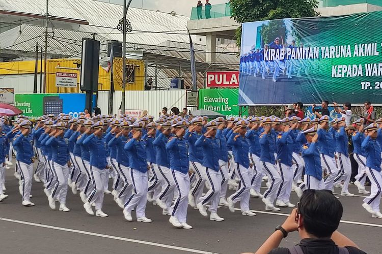 Para taruna melakukan kirab pamitan tingkat III dan IV Akademi Militer di Alun-alun Magelang, Jumat (11/7/2025).