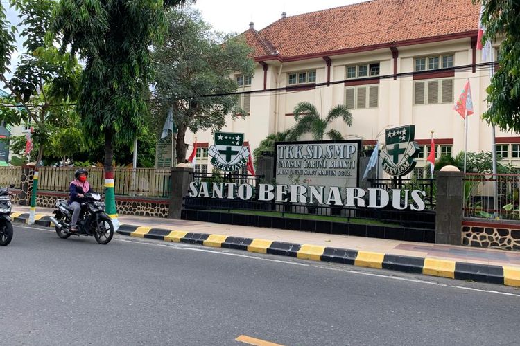 HENTIKAN PTM-Kegiatan pembelajaran tatap muka di SMP Santa Bernadus Kota Madiun dihentikan setelah dua siswanya terkonfirmasi positif covid-19.