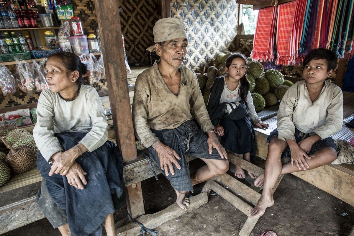 Suku Baduy dalam di Kampung Kaduketug, Desa Kanekes, Lebak, Banten, Selasa (1/3/2016). Orang Baduy hari-hari ini sudah mulai tersentuh modernitas dan mengalami perubahan baik dari cara berpakaian hingga memiliki barang-barang modern.