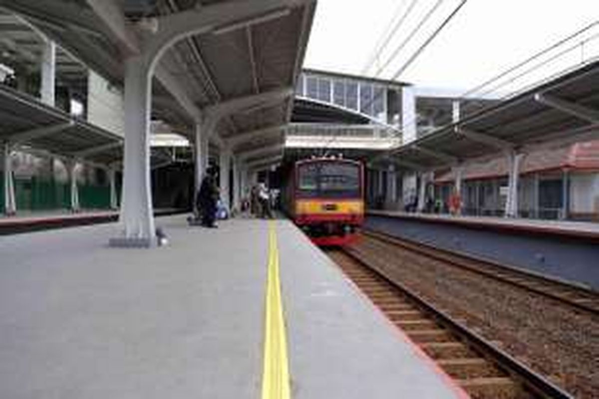 Suasana di Stasiun Kebayoran, Jakarta Selatan, setelah direnovasi, Kamis (26/5/2016). Tiga stasiun kereta komuter di wilayah Jabodetabek, yaitu Stasiun Kebayoran, Stasiun Parung Panjang, dan Stasiun Maja, direnovasi menjadi lebih modern untuk mengakomodasi jumlah penumpang yang semakin banyak.