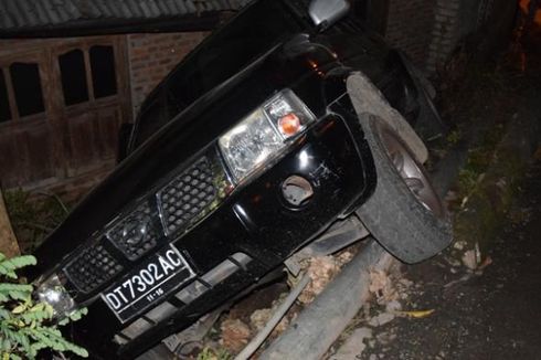 Mesin Mati di Tanjakan, Nissan Terano Jatuh Menimpa Rumah Warga 
