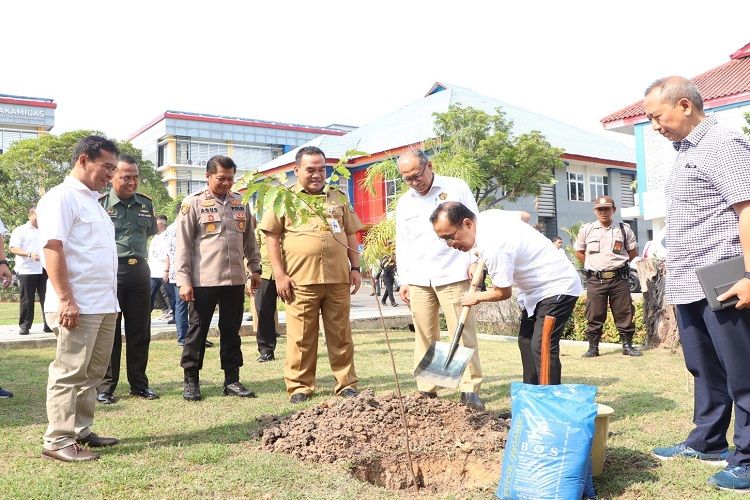 Mensesneg Pratikno optimistis Politeknik Energi dan Mineral Akamigas Cepu dapat mendorong pembentukan Cepu Raya. 