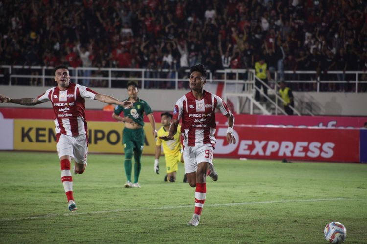 Penyerang Persis Solo, Ramadhan Sananta, merayakan gol ke gawang Persebaya Surabaya pada laga Liga 1 2023-2024 di Stadion Manahan, Solo, Sabtu (1/7/2023).