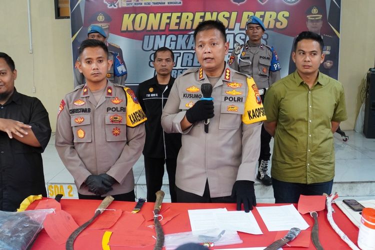 Kapolresta Sidoarjo Kombes Pol Kusumo Wahyu Bintoro saat konferensi pers kasus pengeroyokan gangster kepada remaja hingga tewas.