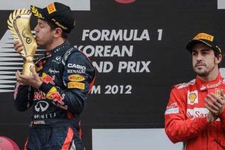 Pebalap Red Bull Racing, Sebastian Vettel (kiri), dan pebalap Ferrari, Fernando Alonso, di podium GP Korea, Minggu (14/10/2012). Vettel juara balapan ini.