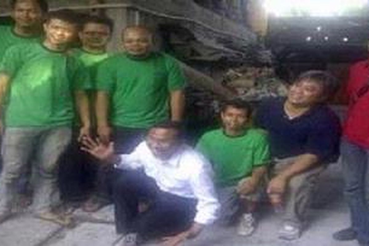 Menteri BUMN Dahlan Iskan berfoto bersama dengan Danet Suryatama (kaos biru) dan tim perajin dari Kupu-kupu Malam di Yogyakarta, Rabu (10/10/2012).  