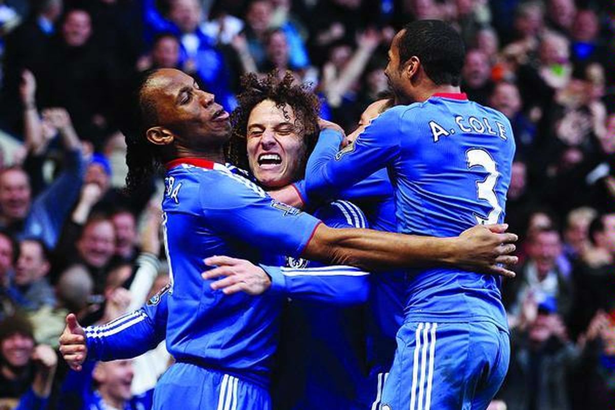 Pemain belakang Chelsea, David Luiz (kedua dari kiri), dipeluk rekannya, Didier Drogba (kiri), John Terry, dan Ashley Cole (kanan). Luiz mencetak gol ke gawang Manchester City pada laga Liga Inggris di Stadion Stamford Bridge, London, Inggris, Minggu (20/3). Chelsea menang 2-0.