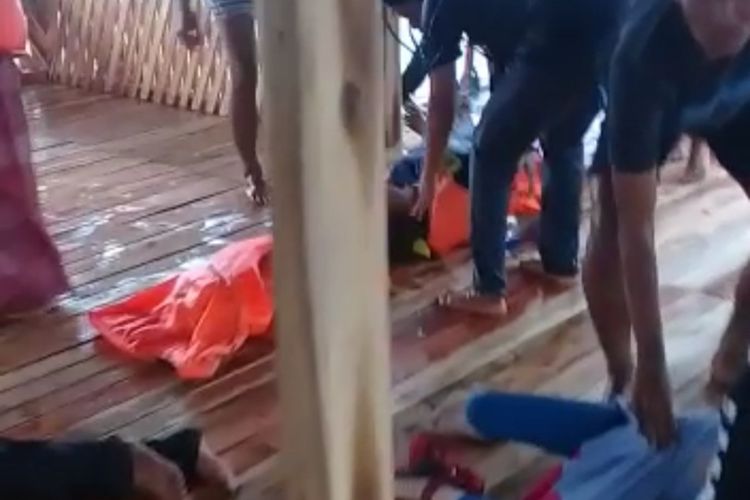 Tiga Wisatawan meninggal dunia akibat tenggelam setelah perahu wisata yang ditumpanginya terbalik di Bendungan Cikoncang, perbatasan Kabupaten Lebak dan Pandeglang, Banten, Minggu (25/10/2020)
