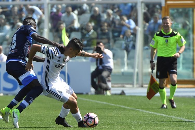 Penyerang Juventus, Paulo Dybala (kanan), berebut bola dengan pemain Pescara asal Senegal, Mamadou Coulibaly, dalam pertandingan Serie A di Stadion Adriaticos comunal, Pescara, pada 15 April 2017.