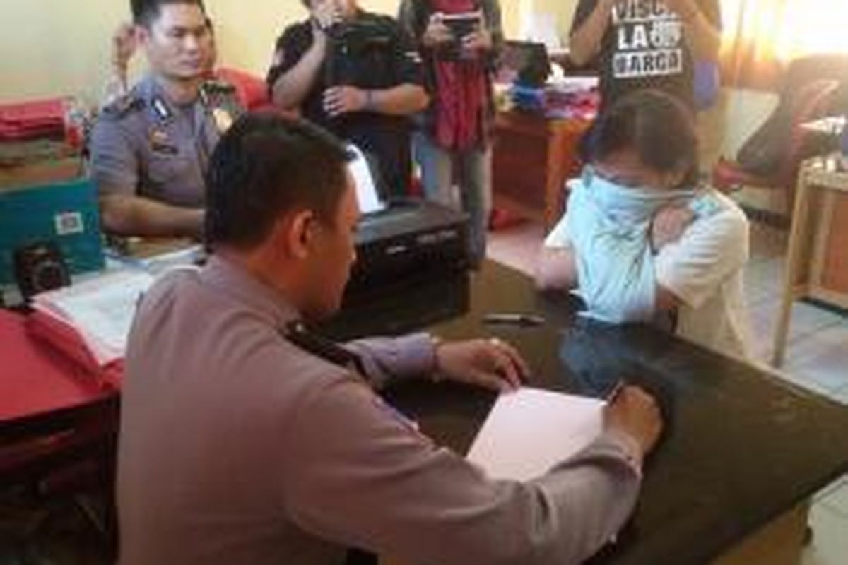 WW, tersangka mucikari prostitusi online yang melibatkan para pelajar di Samarinda, Kaltim tengah diperiksa polisi.