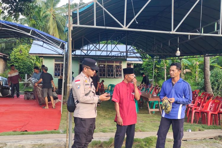 Suasana di rumah duka korban penembakan aparat Malaysia, Basri (54) di Jalan Nelayan, Kelurahan Terkul, Kecamatan Rupat, Kabupaten Bengkalis, Riau, Rabu (29/1/2025).