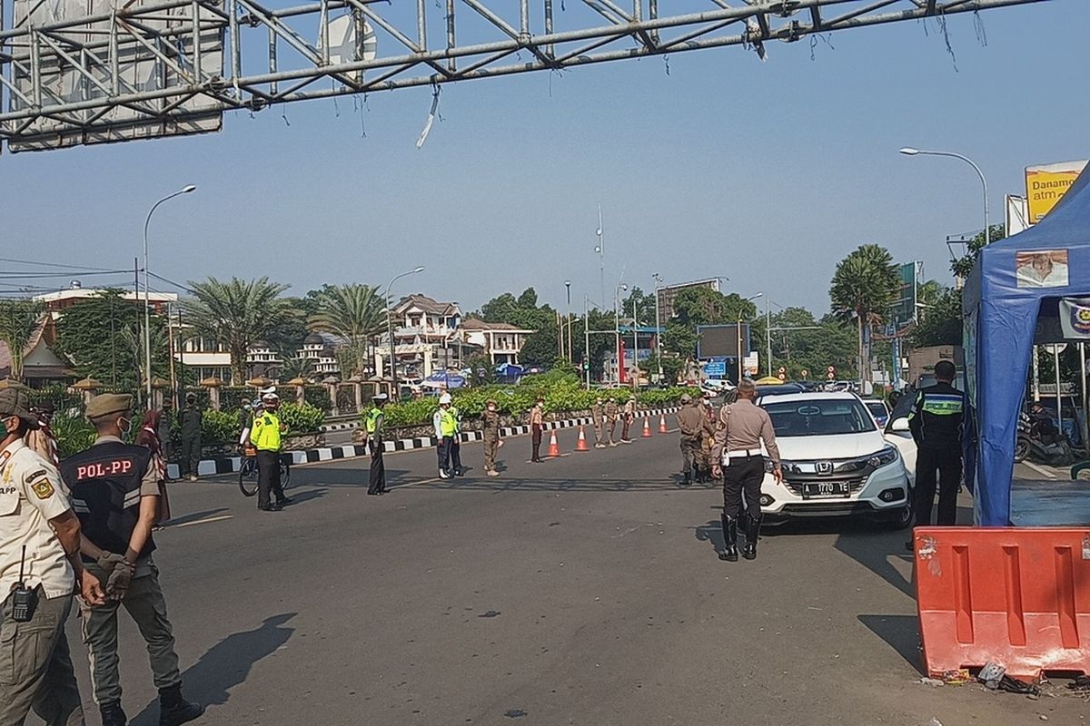 Sehari jelang Lebaran Idul Fitri 2021, jumlah kendaraan yang terindikasi hendak wisata terjaring penyekatan mudik di Pos Gadog, Puncak Bogor, Jawa Barat, Rabu (12/5/2021).
