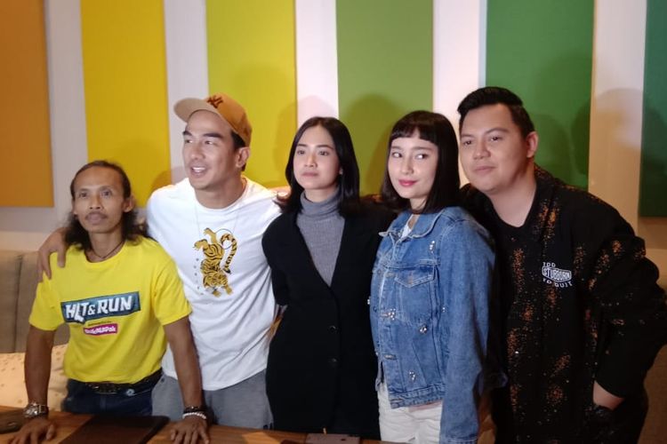 (Kiri ke kanan) Yayan Ruhian, Joe Taslim, Nadya Arina, Tatjana Saphira, dan Chandra Liow menghadiri buka puasa bersama dengan para pemain film Hit & Run di Lewis & Carroll di Kebayoran Baru, Jakarta Selatan, Senin (20/5/2019).