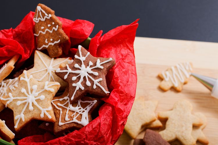 Ilustrasi christmas butter cookies dalam keranjang buat hampers Natal.