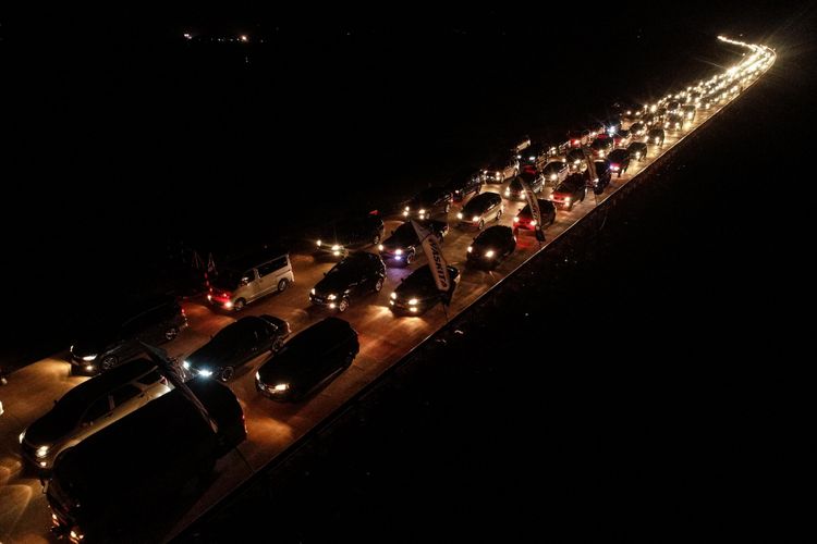 Foto udara Kendaraan pemudik melintas di ruas tol fungsional Batang-Semarang, Jawa Tengah, Selasa (12/6/2018). Berdasarkan data Kementerian Perhubungan, volume penumpang nasional seluruh moda angkutan Lebaran 2018 dari 7 Juni-12 Juni 2018 mencapai 5.118.024 orang dan puncak arus mudik masih berlangsung pada Selasa (12/6) atau H-3 Lebaran dan Rabu (13/6) atau H-2 Lebaran.