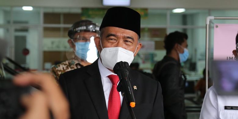 Coordinating Minister for Human Development and Culture Muhadjir Effendy visits the Special Hospital for Mothers and Children (RSKIA) in Bandung City on Wednesday, June 16.