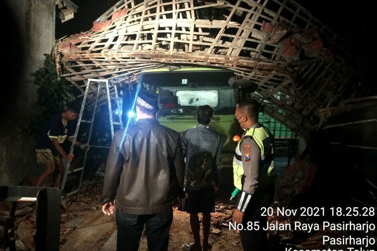 Truk gandeng tergencet atap gapura jalan di Desa Pasirharjo, Kecamatan Talun, Kabupaten Blitar, Sabtu (20/11/2021)