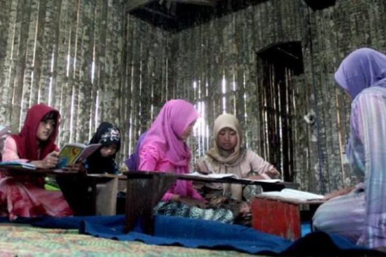 Anak-anak Desa Jabung, Kecamatan Jabung, Kabupaten Malang, belajar di Gubuk Baca Lentera Negeri, Rabu (20/5) petang. Desa ini merupakan salah satu desa terbelakang di bidang pendidikan karena masih banyak siswa putus sekolah, bahkan tidak sekolah, dan banyak kasus buta aksara.