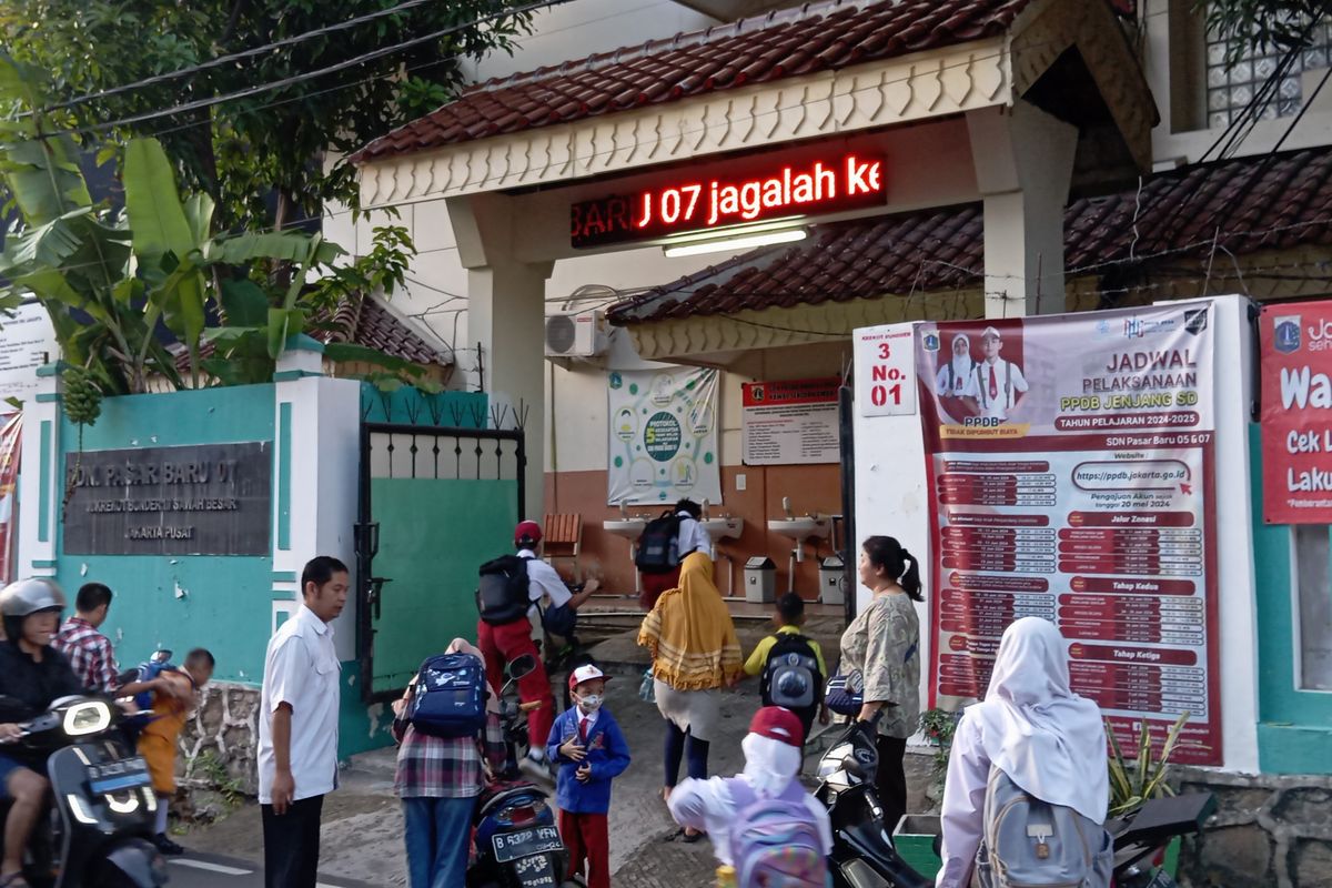 Senyum Semringah Yono Usai Antar Anak Bungsunya ke SDN 07 Pasar Baru...