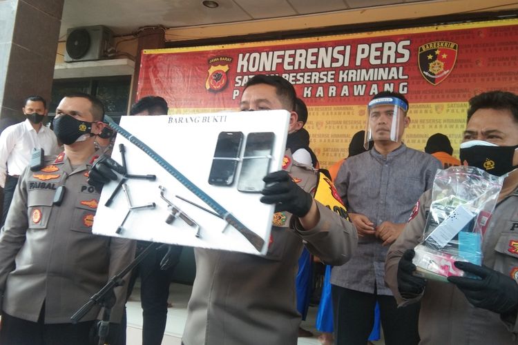 Kapolres Karawang AKBP Aldi Subartono dan jajaran menunjukkan barang bukti kasus pembobolan minimarket saat press release di Mapolres Karawang, Senin (30/8/2021).
