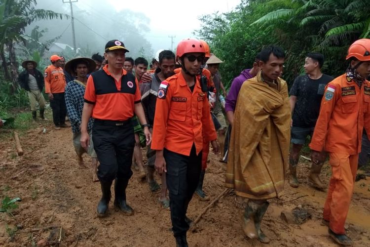 sembilan korban berhasil dievakuasi dari lubang tambang setelah terjebak longsor sekitar 30 jam, Minggu (8/12/2019).