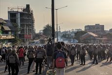 Pukul 16.30, Massa di Flyover Slipi Kembali Lempar Batu dan Kembang Api ke Arah Polisi