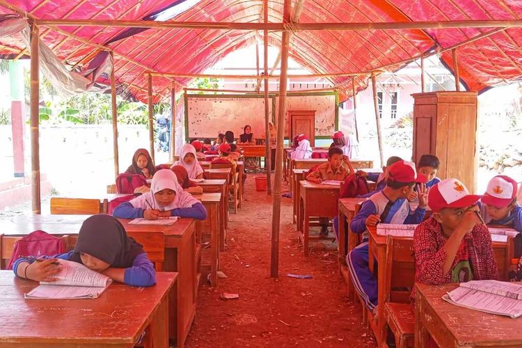 Puluhan pelajar SD belajar di tenda darurat di SDN Bantargebang, Kampung Ciwaru, Desa Bantargebang, Kecamatan Bantargadung, Sukabumi, Jawa Barat, Sabtu (28/10/2023).