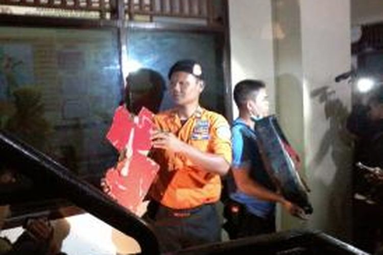 Basarnas Sulselbar memperlihatkan serpihan dan kursi pesawat Airasia yang ditemukan perairan Majene.