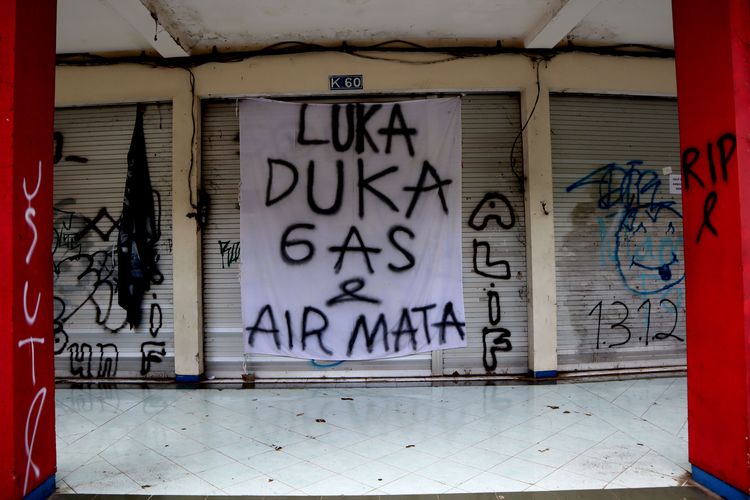 Aksi protes dalam bentuk tulisan  Tragedi Kanjuruhan yang terjadi pada pekan ke-11 Liga 1 2022-2023 seusai pertandingan bertajuk Derbi Jawa Timur, Arema FC melawan Persebaya Surabaya di Stadion Kanjuruhan Kepanjen, Kabupaten Malang, Rabu (19/10/2022) siang.