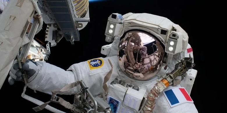 Astronot Badan Antariksa Eropa (ESA) Thomas Pesquet melakukan spacewalk pada Juni lalu
