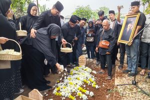 Eks Gubernur Jabar Danny Setiawan Dimakamkan di Purwakarta, Warga dan Kerabat Padati Lokasi