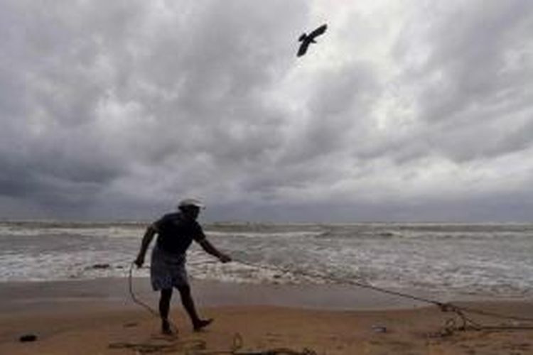 Nelayan Sri Lanka menarik tali di sebuah pantai di Dehiwala di pinggiran Kolombo, Sri Lanka, 8 Juni 2013. Angin berat dan hujan yang disebabkan oleh monsun barat daya menewaskan lima orang dan menyebabkan 17 nelayan hilang.