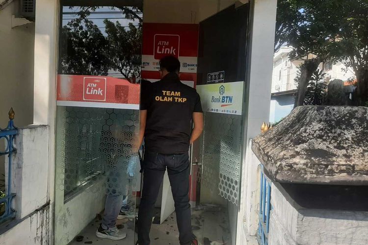 Satreskrim Polresta Solo melakukan olah TKP pembobolan mesin ATM di Jalan Adi Sucipto, Kota Solo, pada Rabu (3/4/2024).