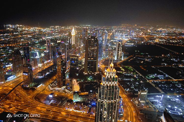 Keindahan Kota Dubai di malam hari, di foto dari Burj Khalifa dengan fitur Night Mode OPPO R17 Pro