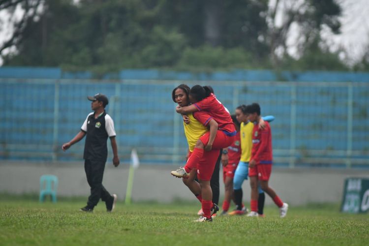 Tim sepak bola putri Kota Malang kecewa usai menjalni final Porprov IX Jatim 2025 di Stadion Brantas Kota Batu, Sabtu (28/6/2025) sore.