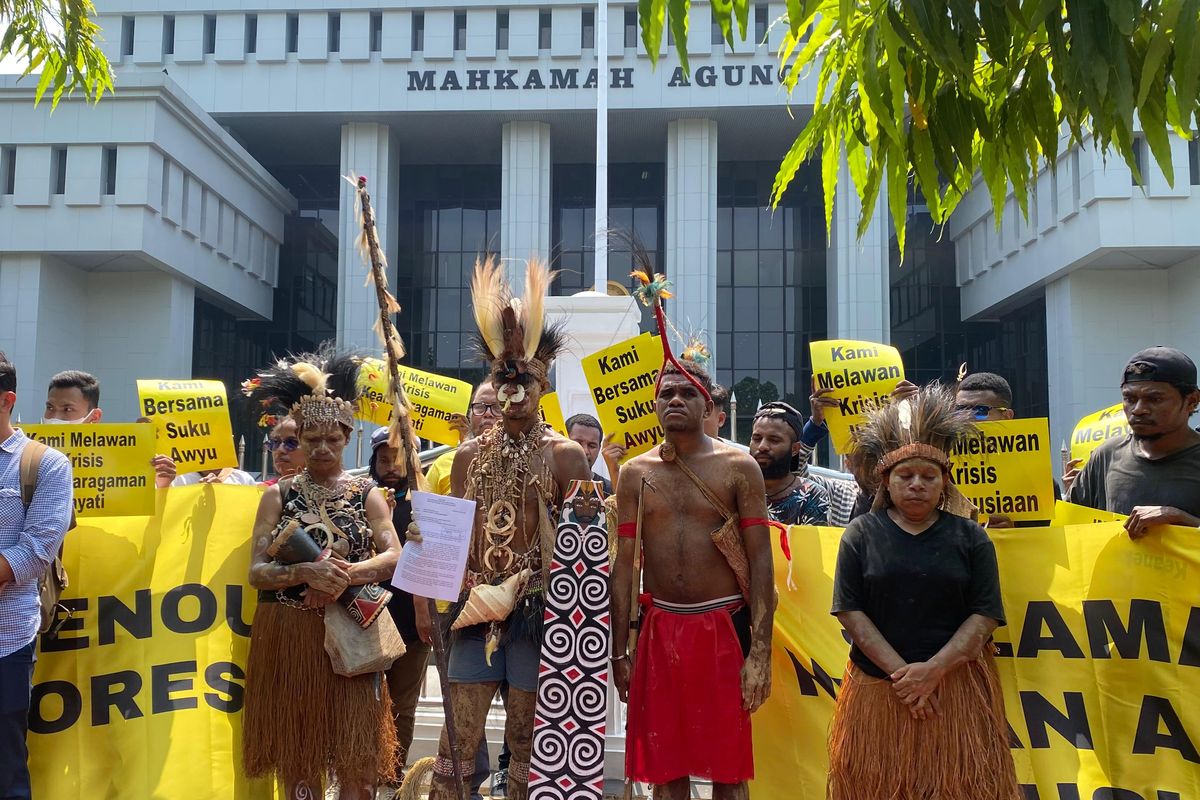 
Masyarakat adat suku Awyu dan suku Moi, serta sejumlah aktivis menggelar aksi damai di depan Mahmakah Agung, Jakarta, pada Senin (27/5/2024), berharap Mahkamah Agung menjatuhkan putusan hukum yang melindungi hutan adat mereka.