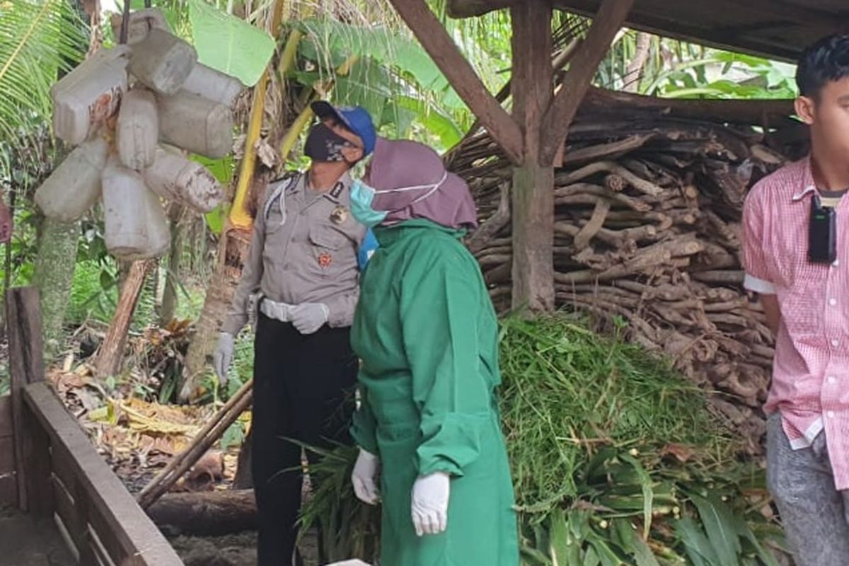 Polisi saat melakukan olah TKP tewasnya seorang kakek di Banyuwangi, Selasa (2/3/2024). Ia ditemukan tergantung di kandang sapi, diduga bunuh diri.