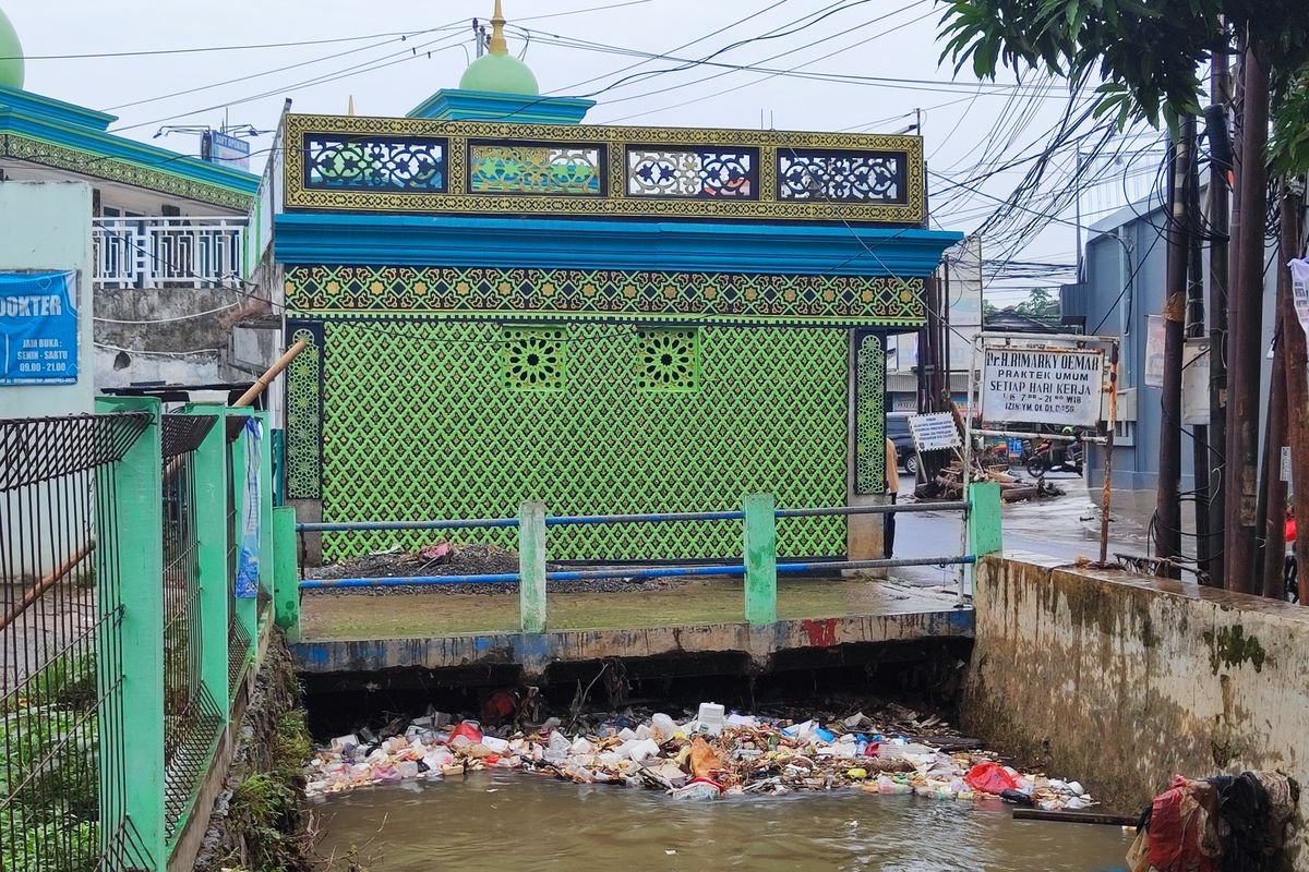 Pasca dilanda banjir sejak Minggu (3/12/2023) malam hingga Senin (4/12/2023) subuh, gorong-gorong perempatan Mampang dipenuhi sampah plastik. 